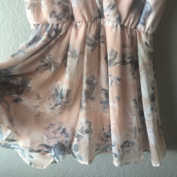 Adorable floral romper - Picture 3 of 7